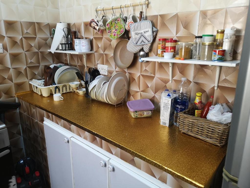 eine Küchentheke mit Tellern und Küchenutensilien darauf in der Unterkunft شاليه ليالي السيب in Seeb