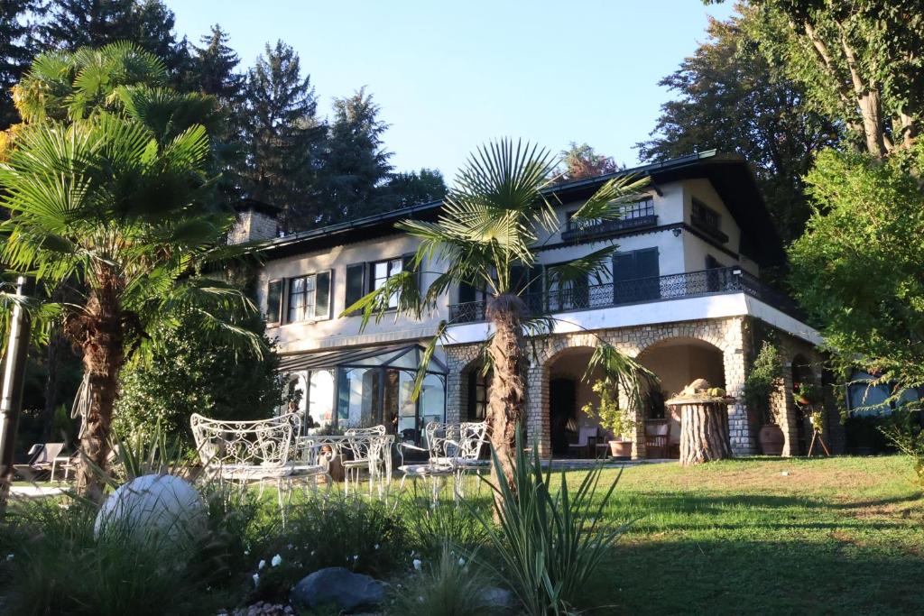 A garden outside Wonderful Villa Between Como And Milano