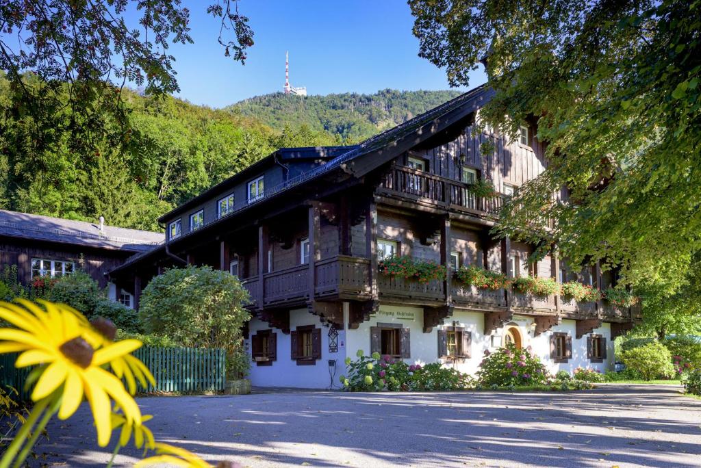 Un bâtiment avec un bouquet de fleurs devant lui dans l'établissement Romantikhotel Die Gersberg Alm, à Salzbourg