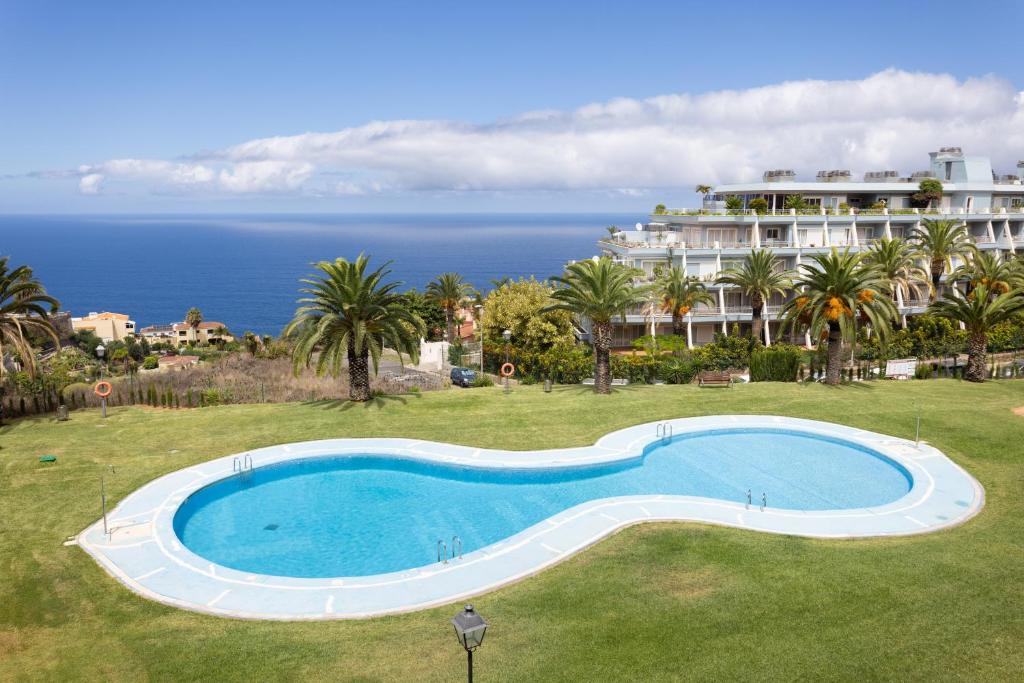 obraz basenu przed budynkiem w obiekcie Home2Book Stunning Sea View Santa Úrsula w mieście Santa Úrsula