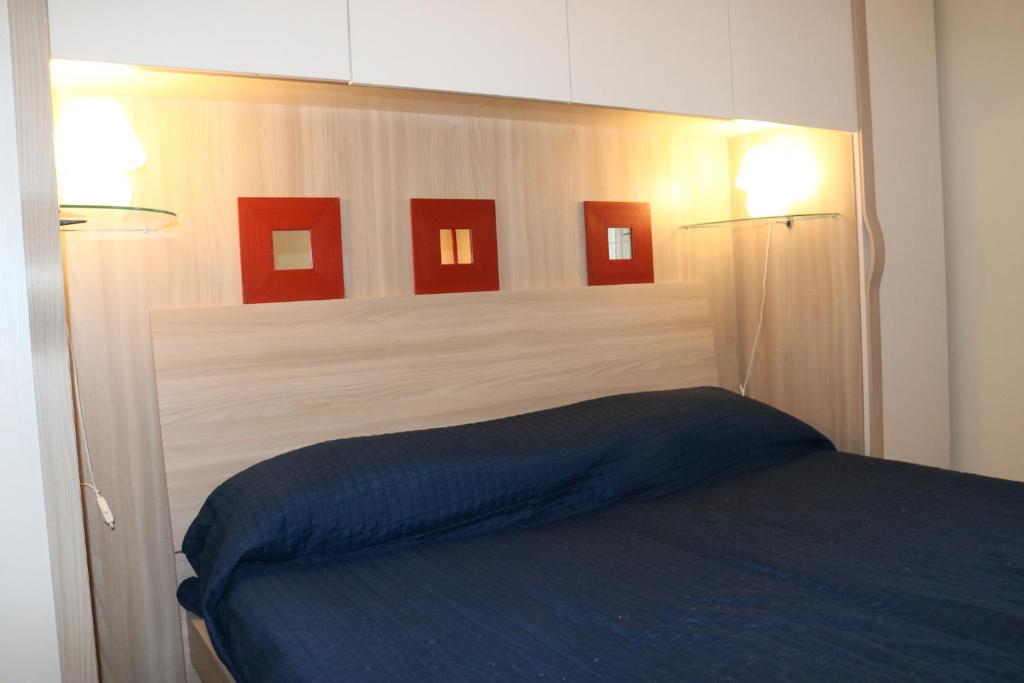 A bed or beds in a room at Apartments in Lazise/Gardasee 21939
