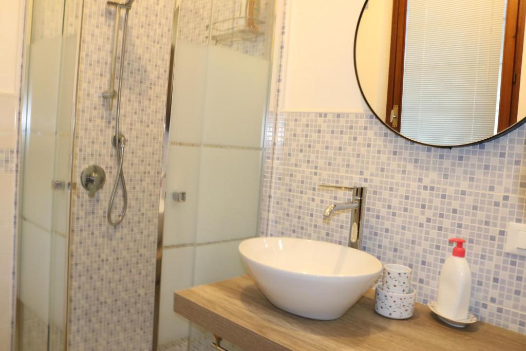 A bathroom at Apartments in Lazise/Gardasee 21939