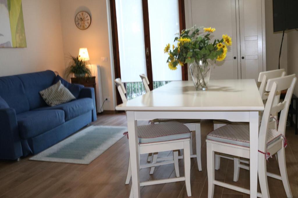 A seating area at Apartments in Lazise/Gardasee 21939