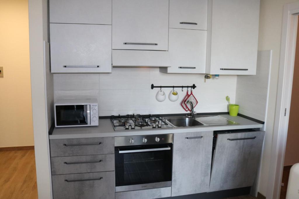 A kitchen or kitchenette at Apartments in Lazise/Gardasee 21939