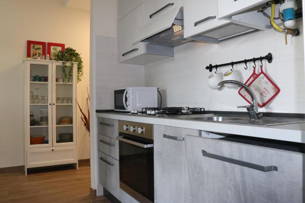A kitchen or kitchenette at Apartments in Lazise/Gardasee 21939