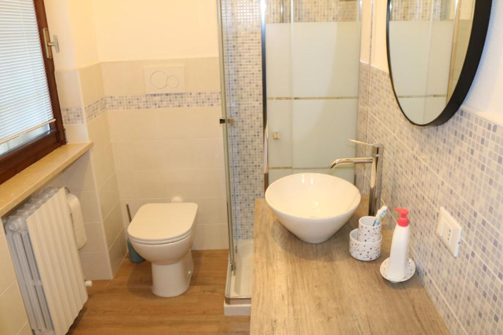 A bathroom at Apartments in Lazise/Gardasee 21939