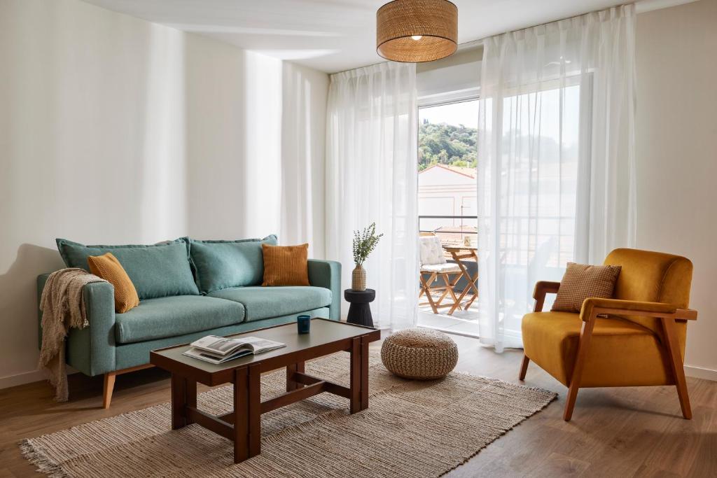 尼斯的住宿－Casa Barbara Nice - Résidence Services，客厅配有蓝色的沙发和桌子