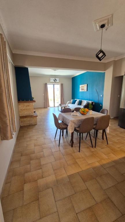 un salon avec une table, des chaises et un canapé dans l'établissement GS Lumen Apartment, à La Canée