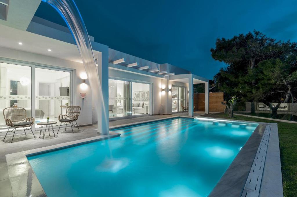 Bazén v ubytovaní Cavo Mare Mirazur Luxury Retreat with private pool alebo v jeho blízkosti