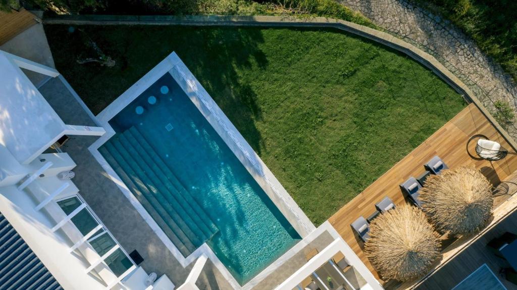Bazén v ubytovaní Cavo Mare Mirazur Luxury Retreat with private pool alebo v jeho blízkosti