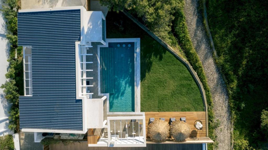 Bazén v ubytovaní Cavo Mare Mirazur Luxury Retreat with private pool alebo v jeho blízkosti
