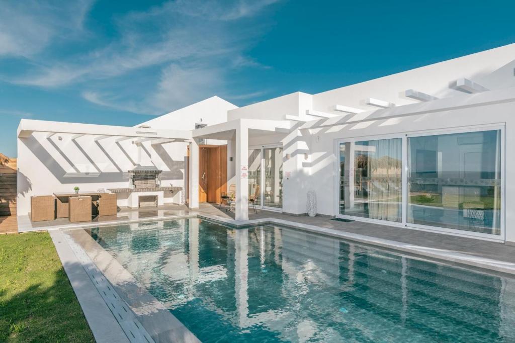 Bazén v ubytovaní Cavo Mare Mirazur Luxury Retreat with private pool alebo v jeho blízkosti