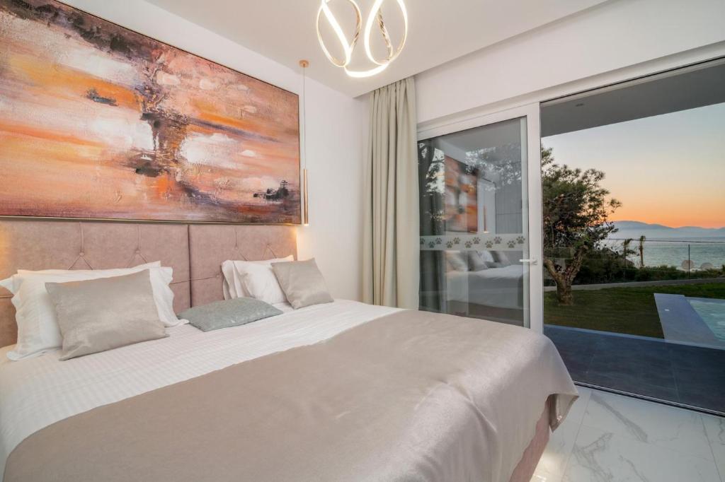 Posteľ alebo postele v izbe v ubytovaní Cavo Mare Mirazur Luxury Retreat with private pool