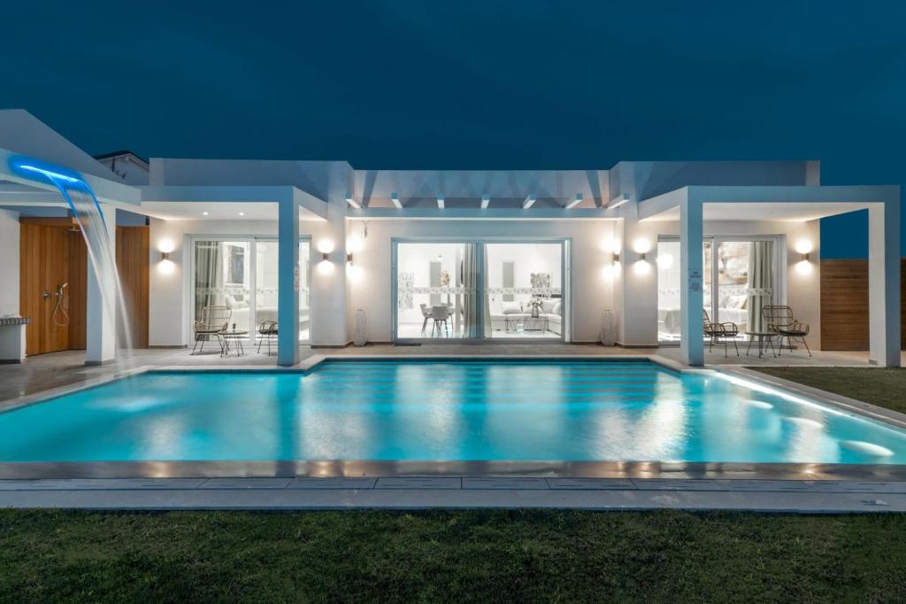 Bazén v ubytovaní Cavo Mare Mirazur Luxury Retreat with private pool alebo v jeho blízkosti