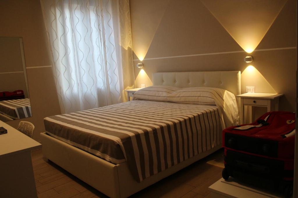 una camera con un letto bianco con due luci di Lasso B&B a Corigliano Calabro