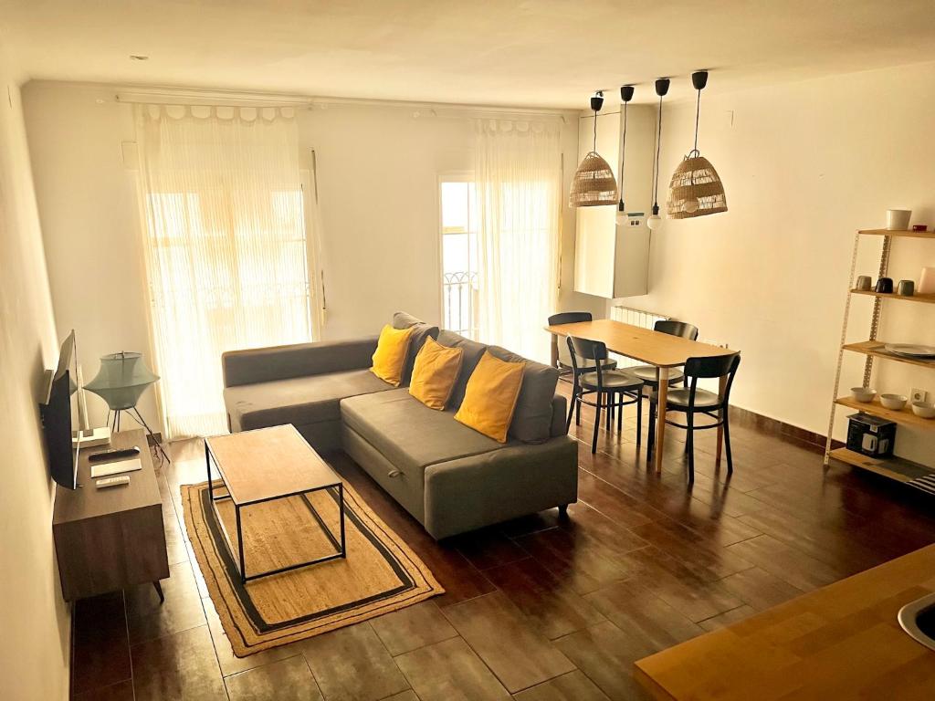 een woonkamer met een bank en een tafel bij Mush Rooms Apartments in Alicante