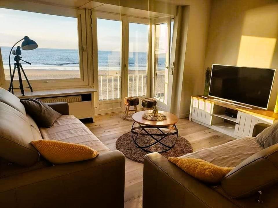 un salon avec vue sur l'océan dans l'établissement zeedijk westende, à Middelkerke