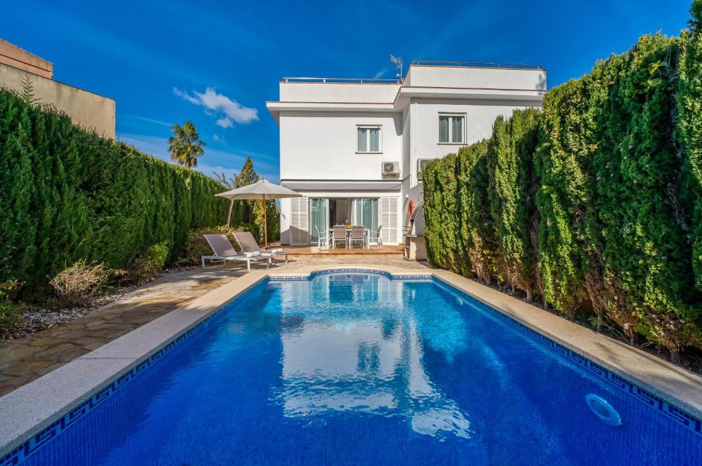 uma piscina em frente a uma casa em Traumhafte Villa Marisol für 8 Gäste am Meer em Alcudia