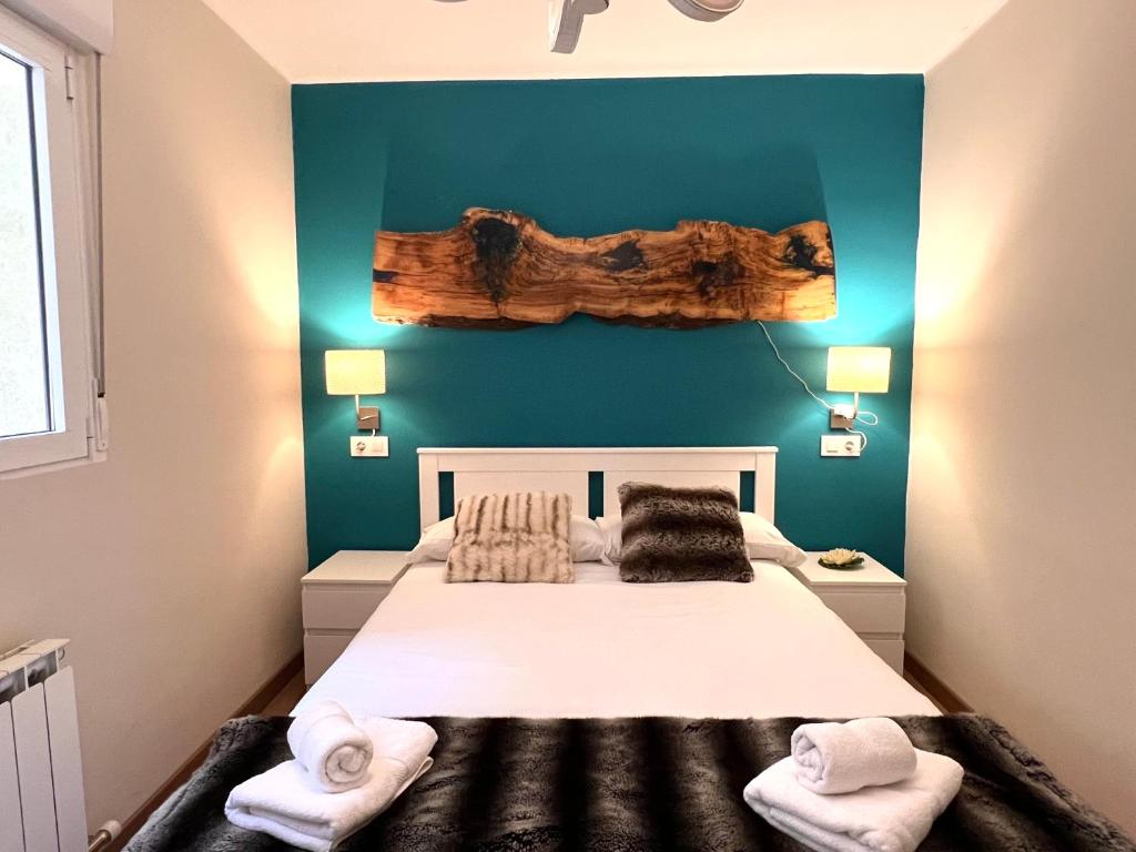Ένα ή περισσότερα κρεβάτια σε δωμάτιο στο Apartament Les Vernedes - L'Amfitriona