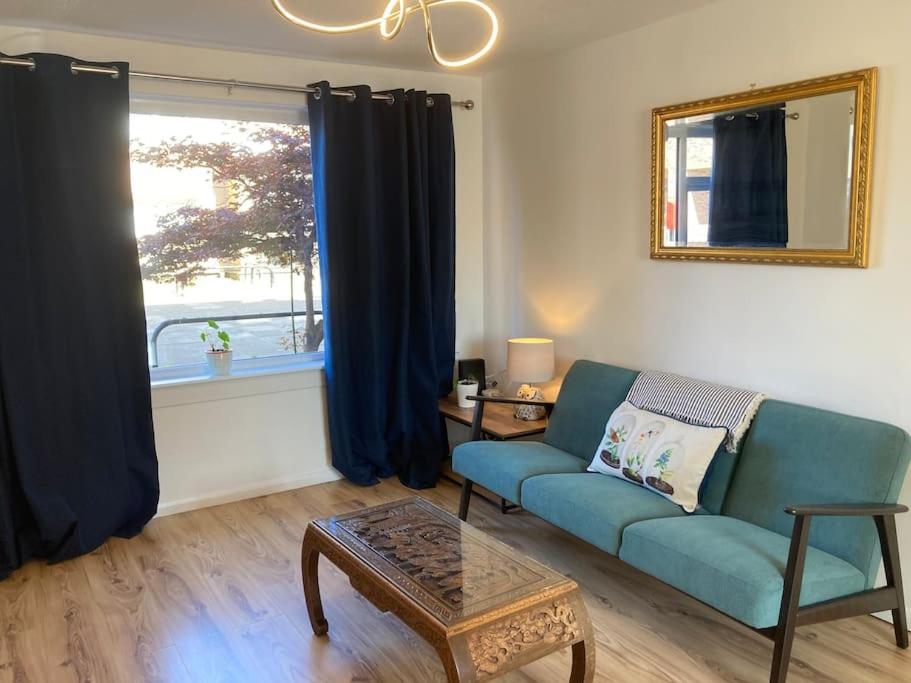 A seating area at Comfy 1 bedroom flat with free parking