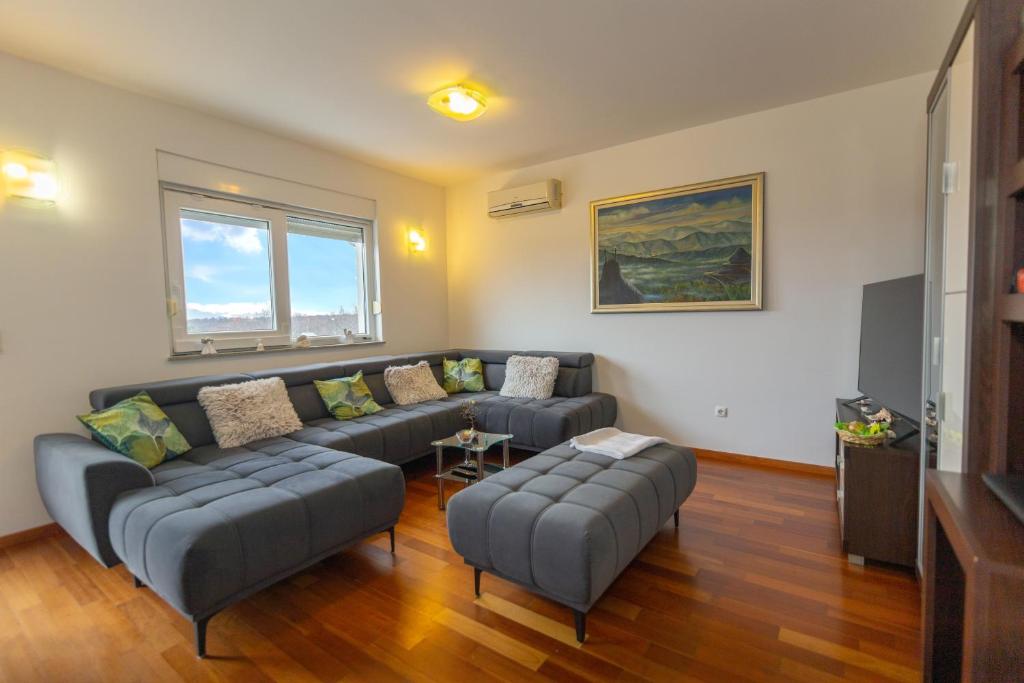 sala de estar con sofá y 2 sofás en Villa Čelinka, en Svib