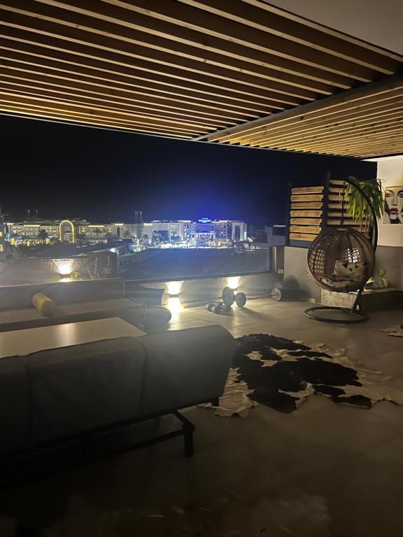 sala de estar con vistas a la ciudad por la noche en Sallam Lux Property en Hurghada