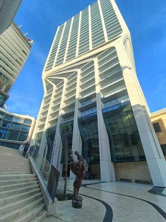Foto dalla galleria di St Julian's Mercury Tower high floor Studio Apartment in the Sky in Tallest Zaha Hadid Tower in Malta a San Giuliano