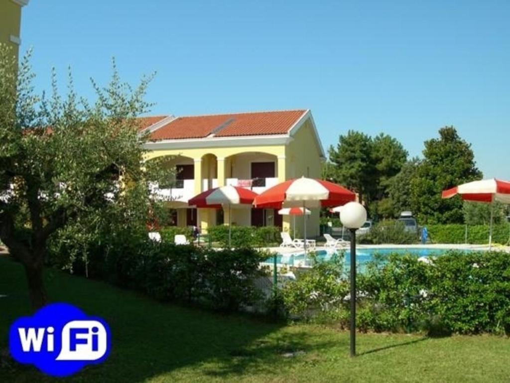 a villa with a swimming pool and a house at Ferienhaus für 10 Personen in Bibione, Adriaküste Italien in Bibione