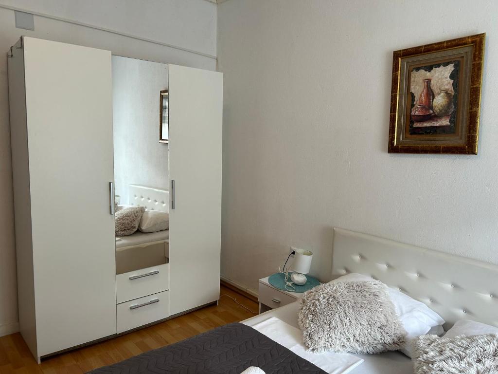 Łóżko lub łóżka w pokoju w obiekcie Apartments Tara and Karla