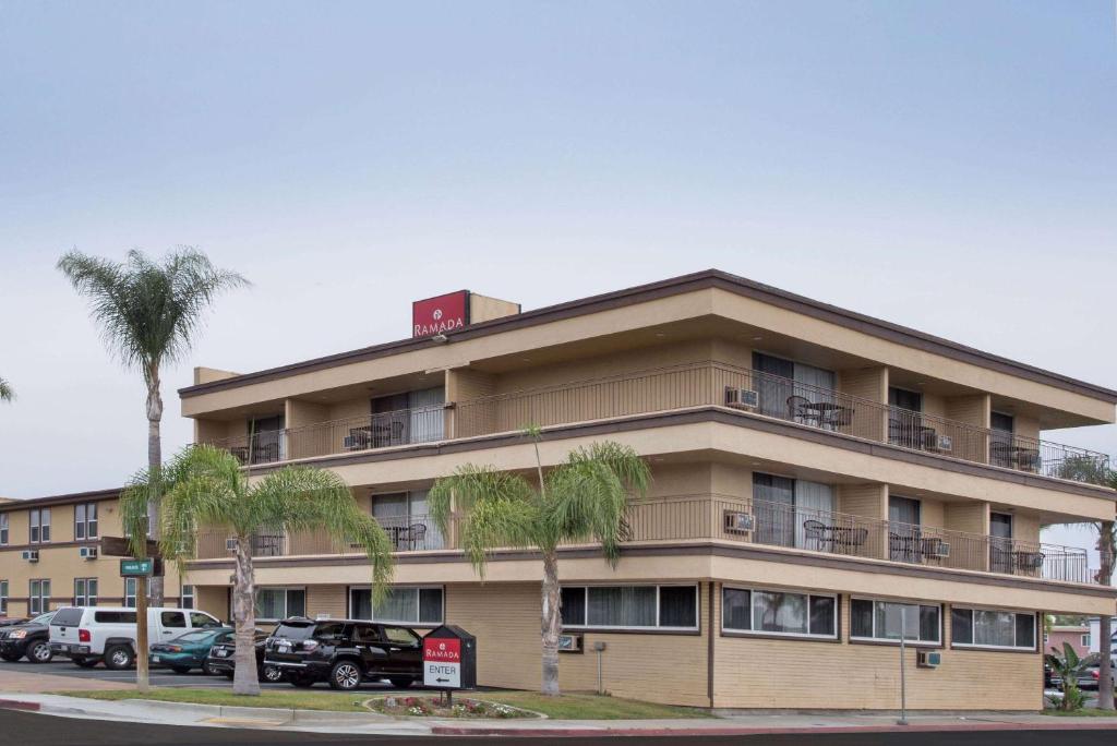 un gran edificio con palmeras delante en Ramada by Wyndham San Diego Airport en San Diego