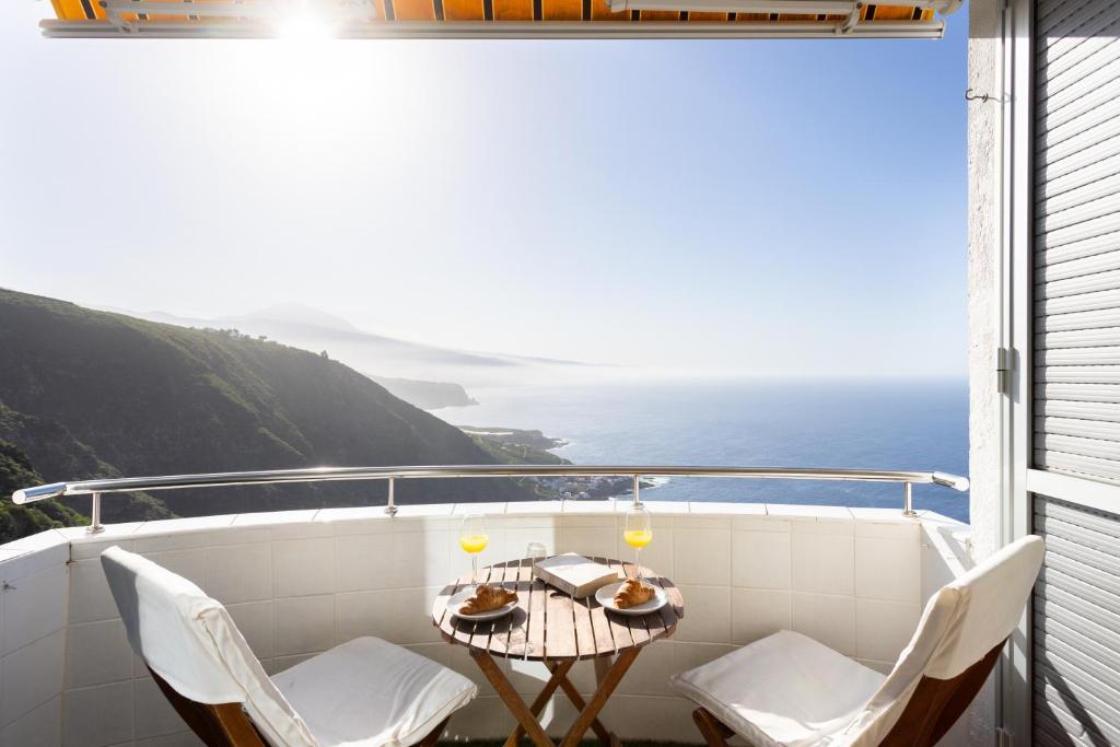 a balcony with a table and chairs and the ocean at Coquette Studio with views in Puntillo del Sol