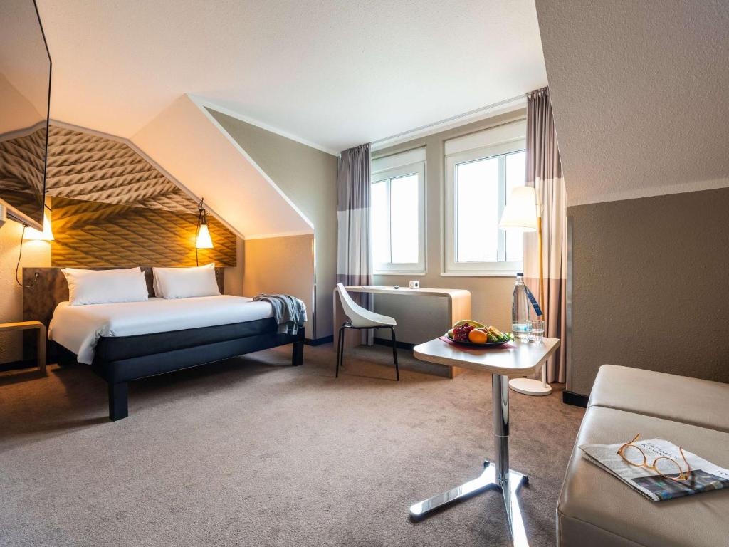 Postel nebo postele na pokoji v ubytování ibis Hotel Regensburg City