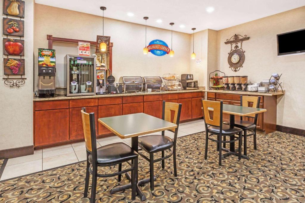 Lounge nebo bar v ubytování Baymont by Wyndham Tyler