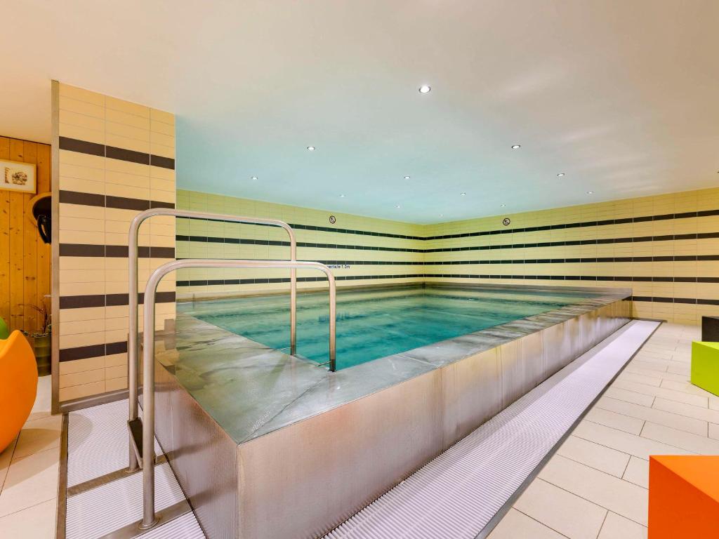 Bazén v ubytování Mercure Hotel Duisburg City nebo v jeho okolí