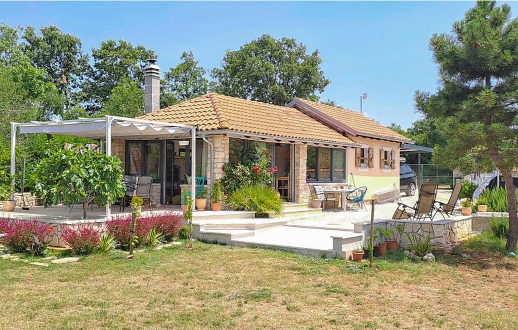 una pequeña casa con un porche en un patio en House Mirjana 2309, en Peroj