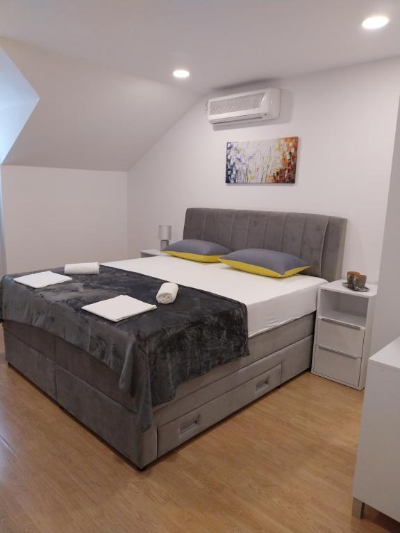 Posteľ alebo postele v izbe v ubytovaní Apartments Rose Loboja