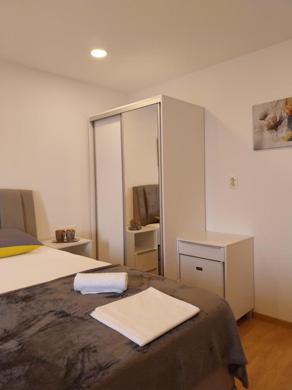 Posteľ alebo postele v izbe v ubytovaní Apartments Rose Loboja