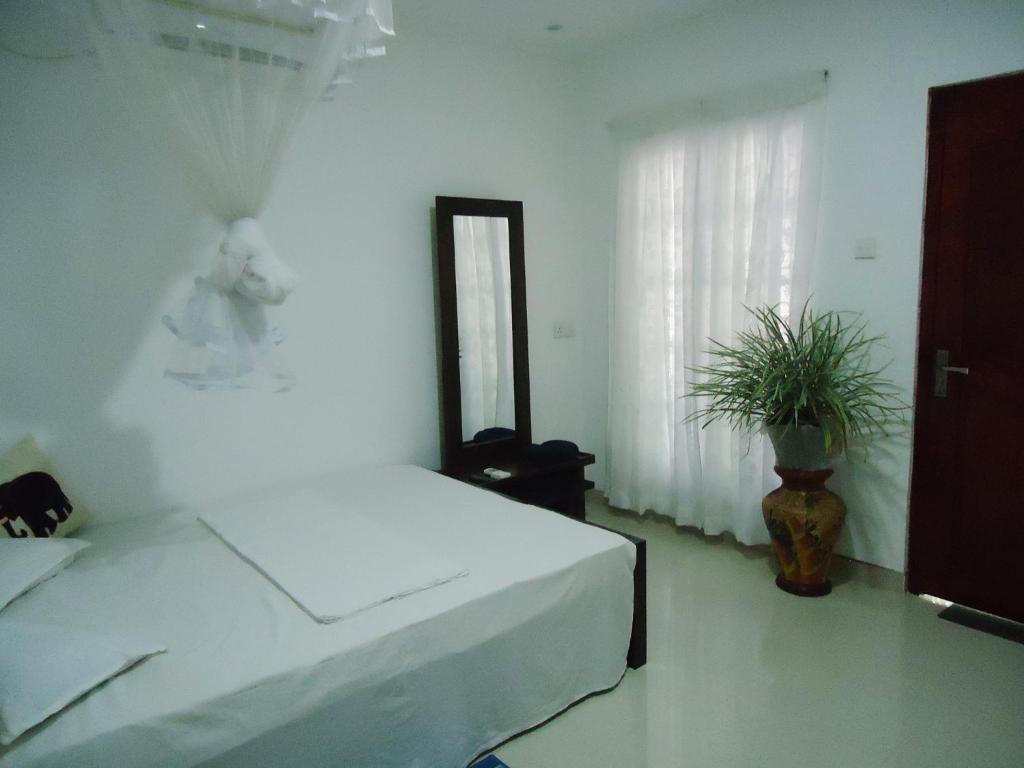 Postel nebo postele na pokoji v ubytování Sigiri Rock Side Home Stay