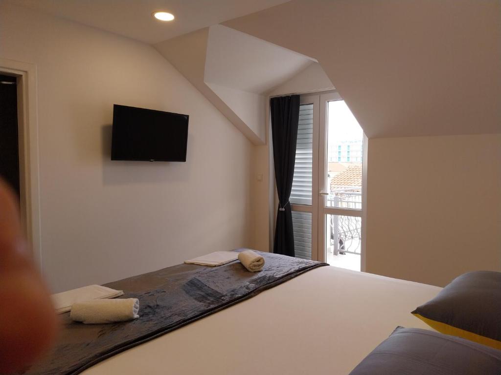 Posteľ alebo postele v izbe v ubytovaní Apartments Rose Loboja