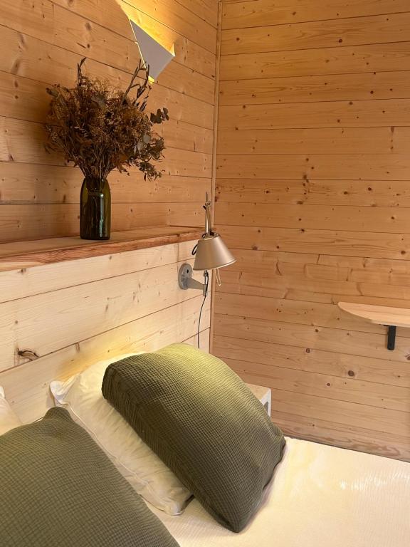 Postel nebo postele na pokoji v ubytování Les Lodges de Malbrough