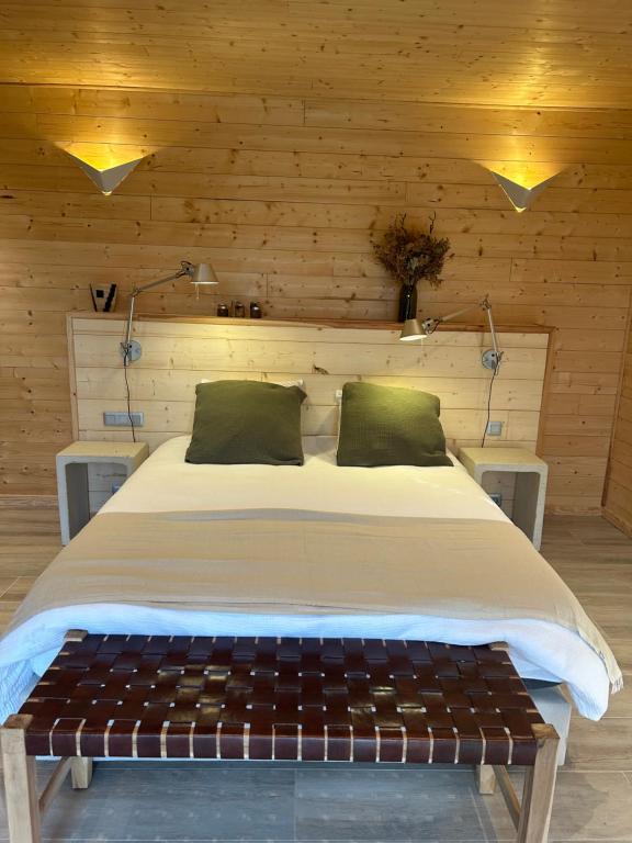 Postel nebo postele na pokoji v ubytování Les Lodges de Malbrough