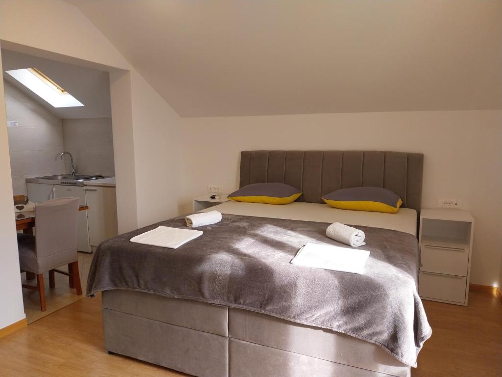 Posteľ alebo postele v izbe v ubytovaní Apartments Rose Loboja