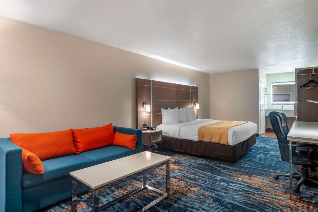 um quarto de hotel com uma cama e um sofá em Quality Inn Blythe I-10 em Blythe