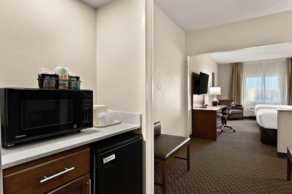 Comfort Suites University photo
