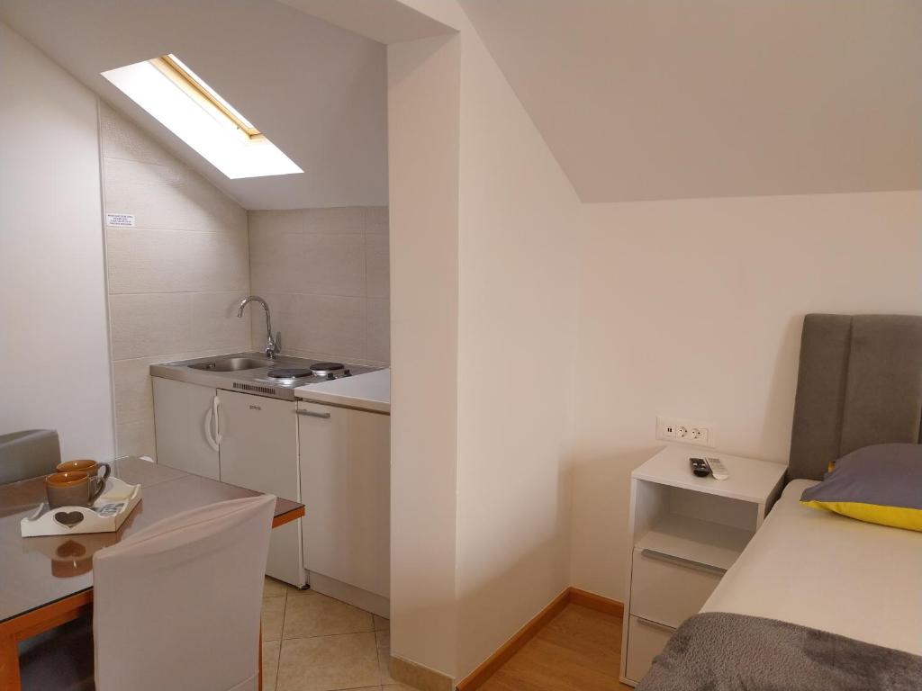 Kuchyňa alebo kuchynka v ubytovaní Apartments Rose Loboja