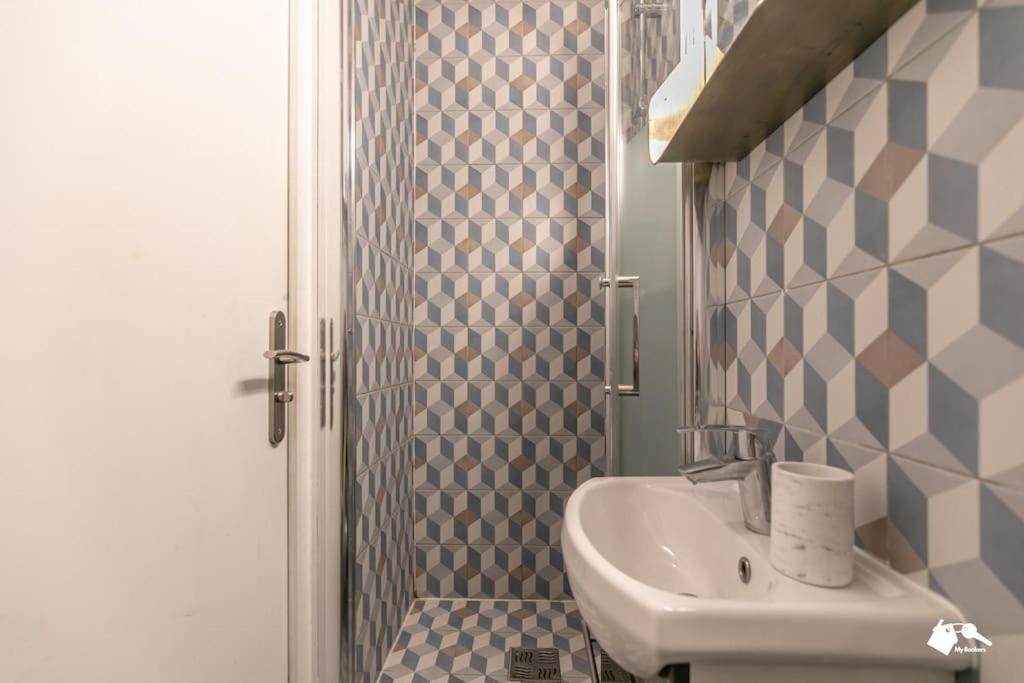 a small bathroom with a sink and a shower at MBA - Splendide Appart - Gambey 1 - Proche République in Paris