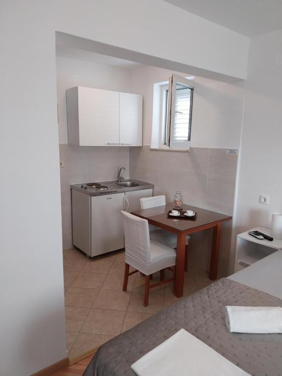Kuchyňa alebo kuchynka v ubytovaní Apartments Rose Loboja