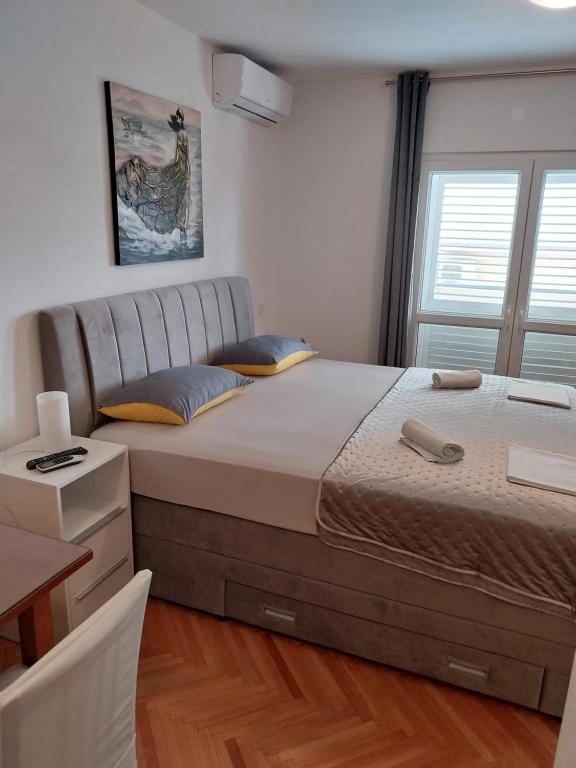 - une chambre avec un grand lit dans l'établissement Apartments Rose Loboja, à Makarska