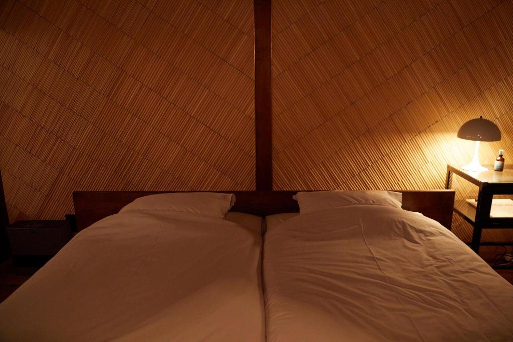 Postel nebo postele na pokoji v ubytování Lhotel de Mai