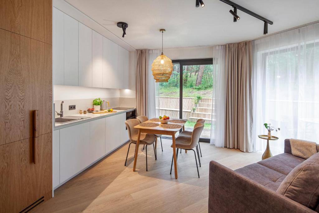 Kuchyň nebo kuchyňský kout v ubytování Apartamenty na Półwyspie Wydma&Las